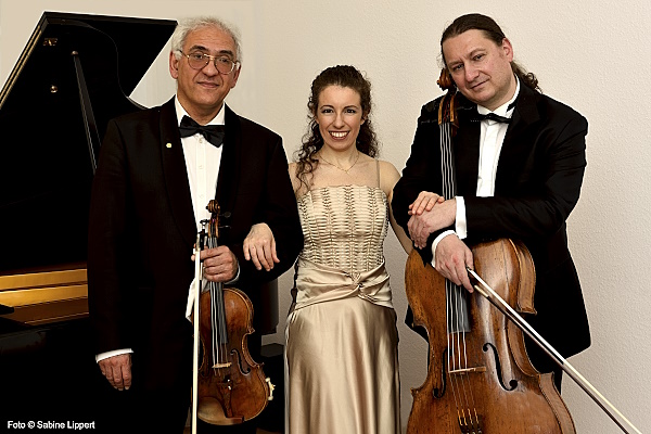 Prof. Michel Gershwin, Violine  Dmitrij Gornowskij, Cello  Anna Victoria Tyshayeva, Klavier